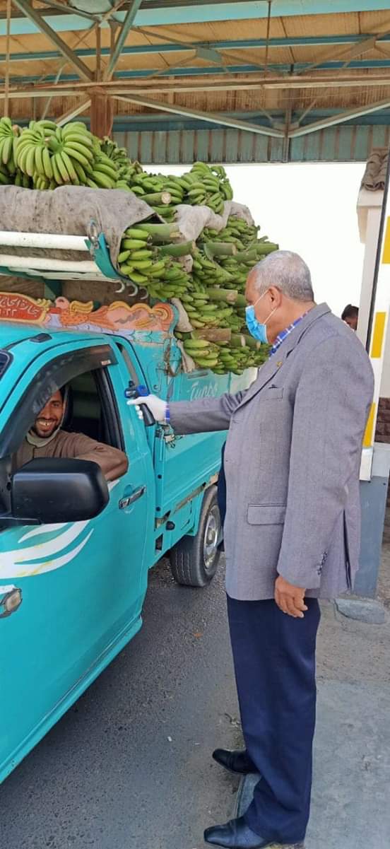 فحص المترددين على سوق العبور للوقاية من كورونا (2)