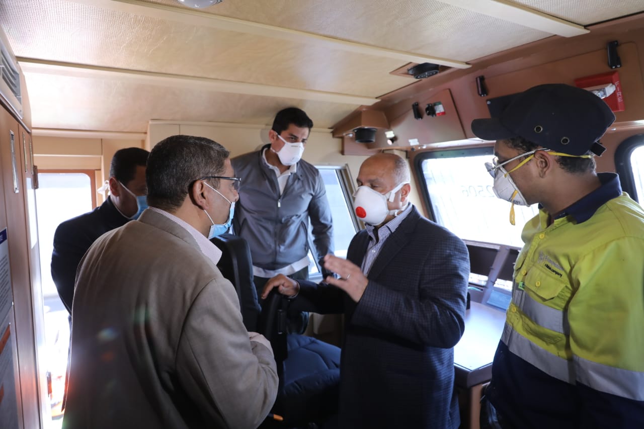 وزير النقل داخل إحدى العربات