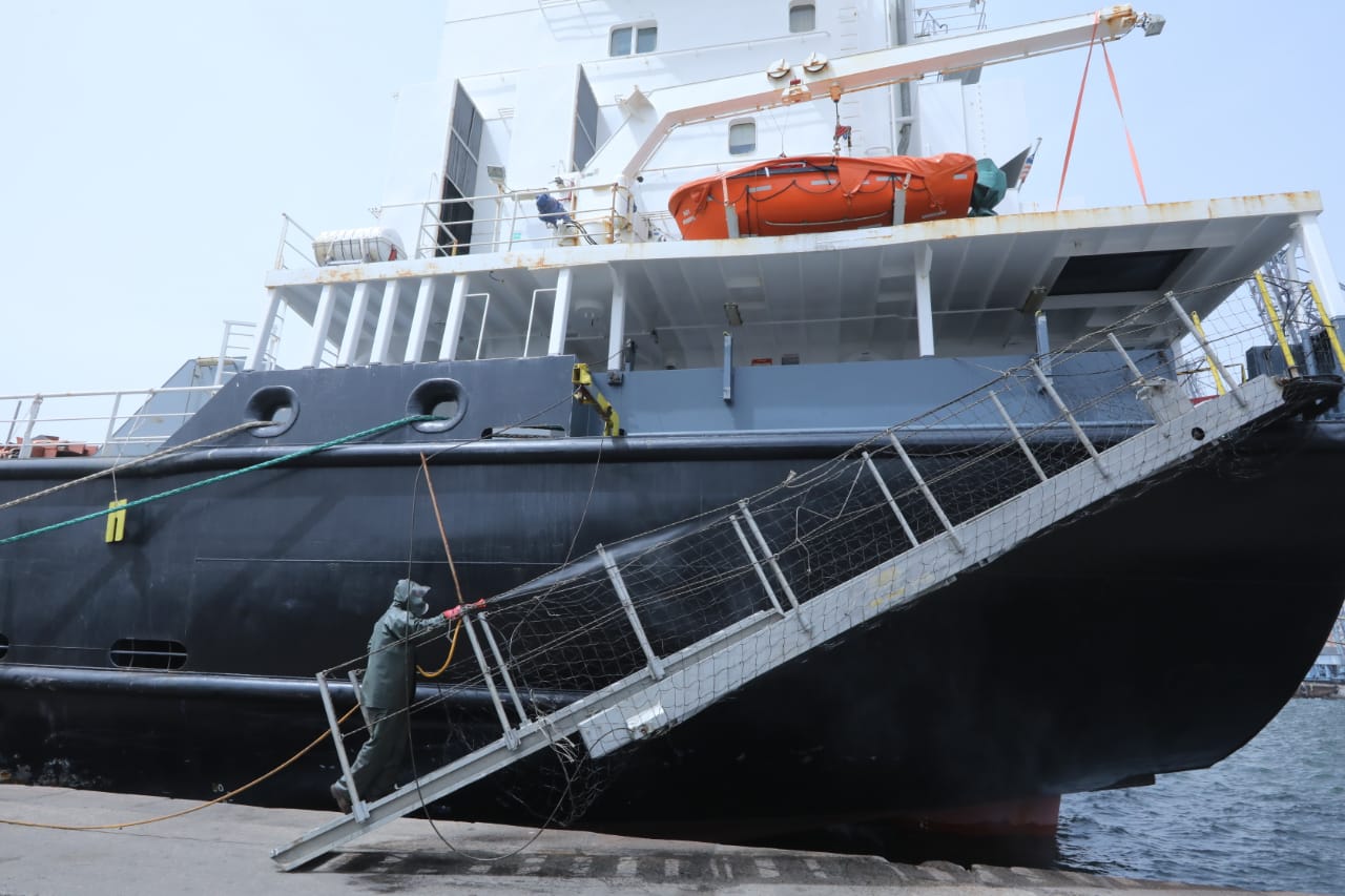 تطهير وتعقيم سفينة الجرارات الجديدة بميناء الإسكندرية القادمة من أمريكا (6)
