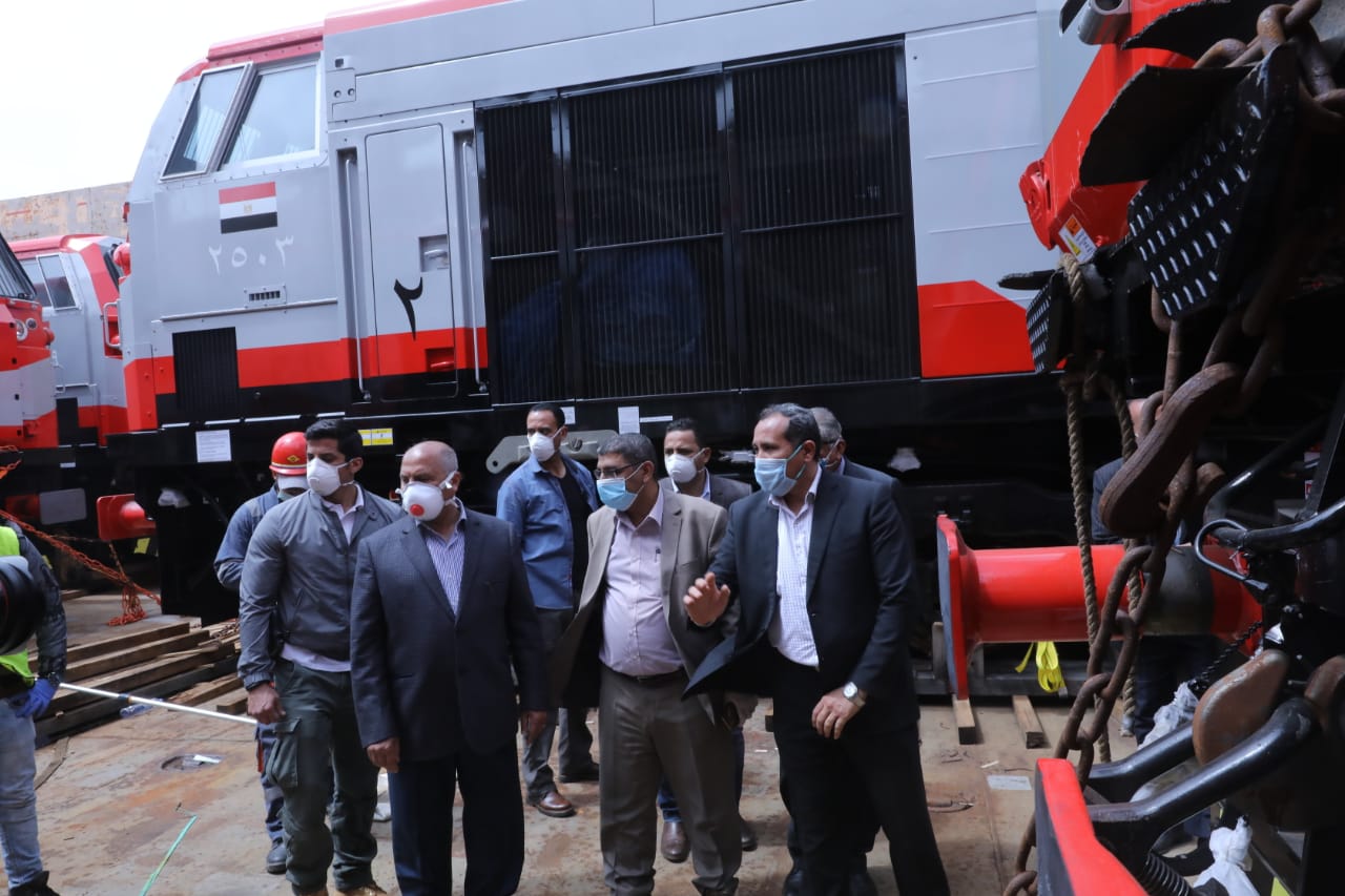 وزير النقل المهندس كامل الوزير في ميناء الإسكندرية لاستقبال الجرارات الجديدة