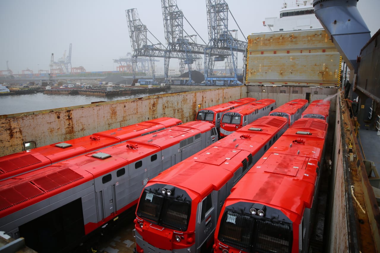 ميناء الإسكندرية يستقبل جرارات جديدة ضمن صفقة أمريكية (4)