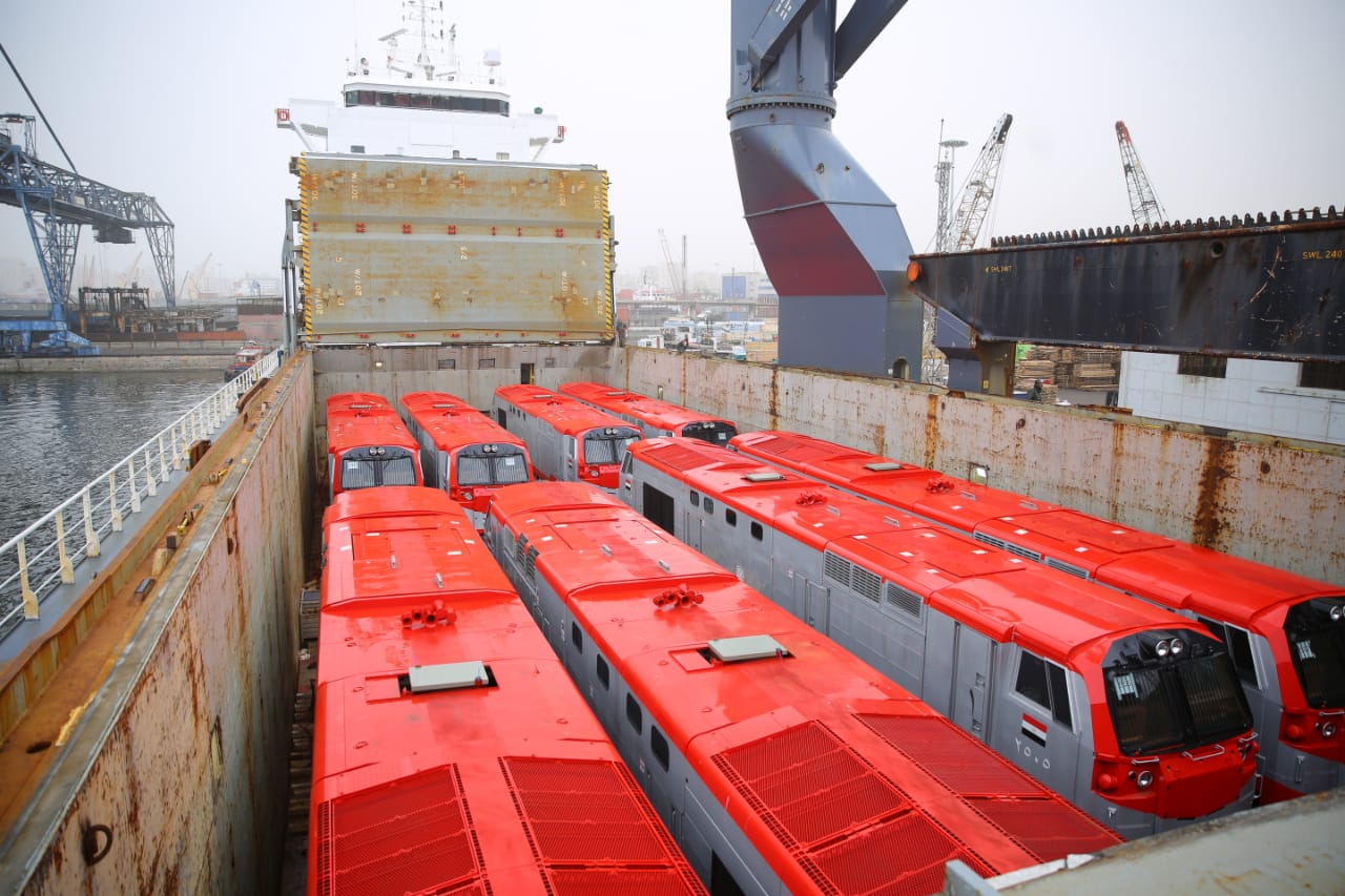 ميناء الإسكندرية يستقبل جرارات جديدة ضمن صفقة أمريكية (3)