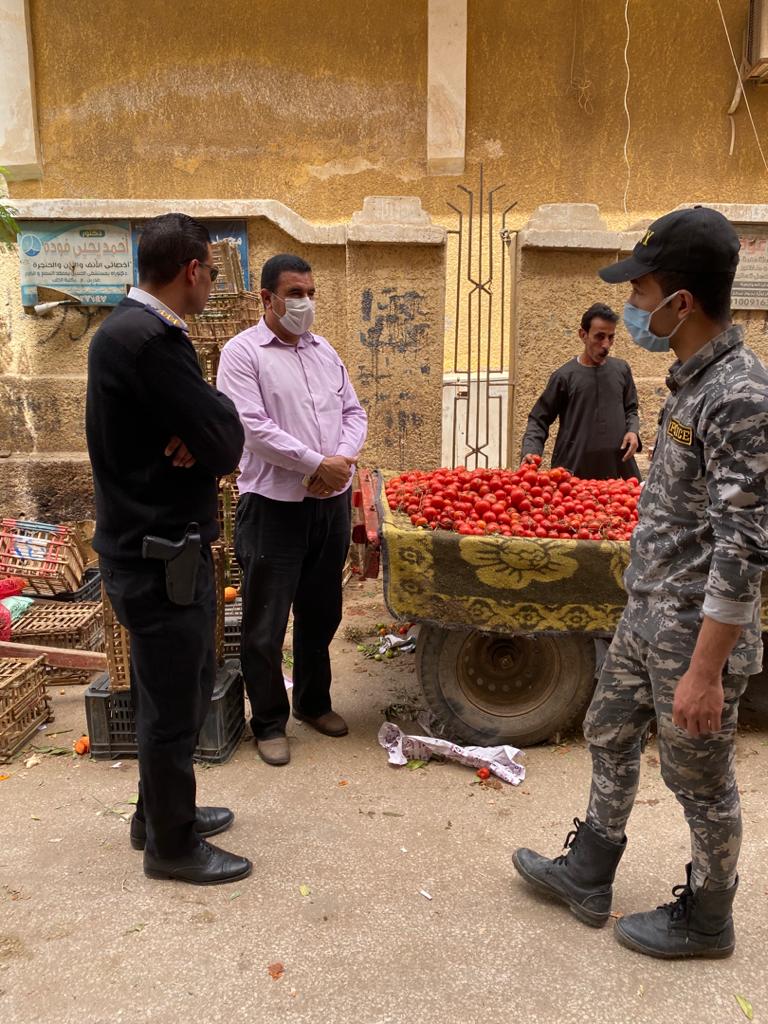 شرطة تساهم في رفع سوق الخضار بالخانكة