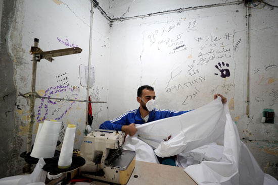 عامل-فلسطينى--يحول-ورشته-إلى-تصنيع-الأقنعة-واحتياجات-الرعاية-الصحية