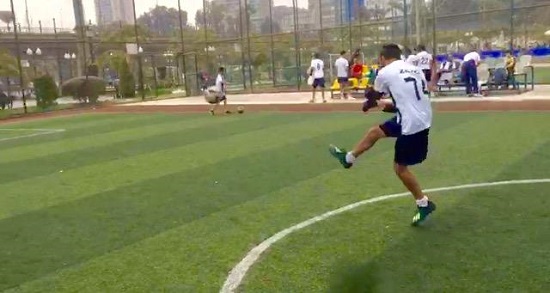 حسن زيزو يلعب كرة القدم