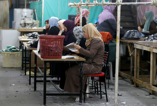 سيدات-يشاركن-فى-تصنيع-الكمامات-فى-فلسطين