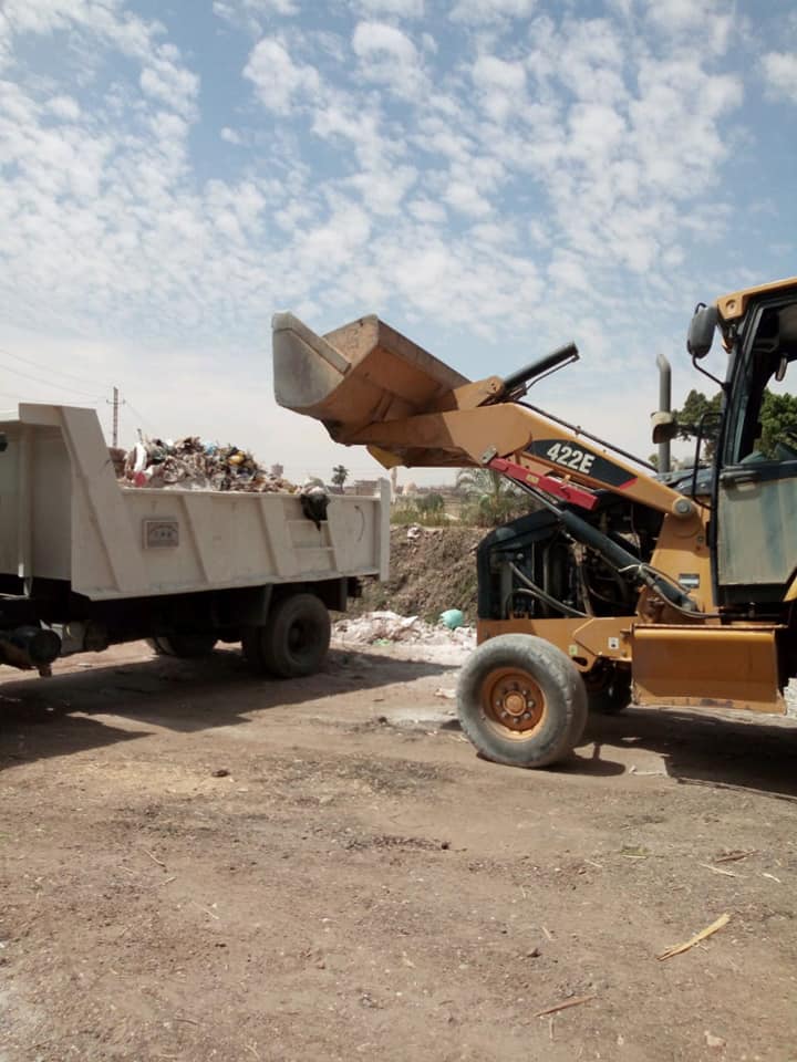 رفع المخلفات والقمامة من قرى سوهاج (12)