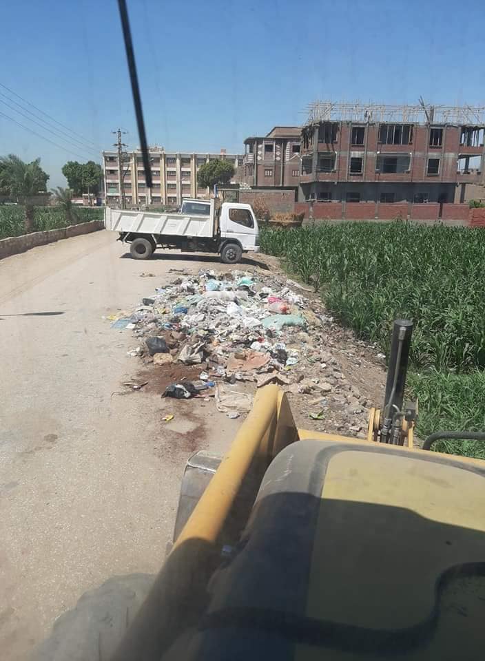 رفع المخلفات والقمامة من قرى سوهاج (2)