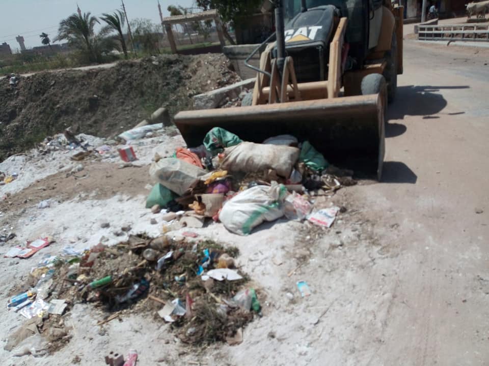 رفع المخلفات والقمامة من قرى سوهاج (3) - Copy - Copy