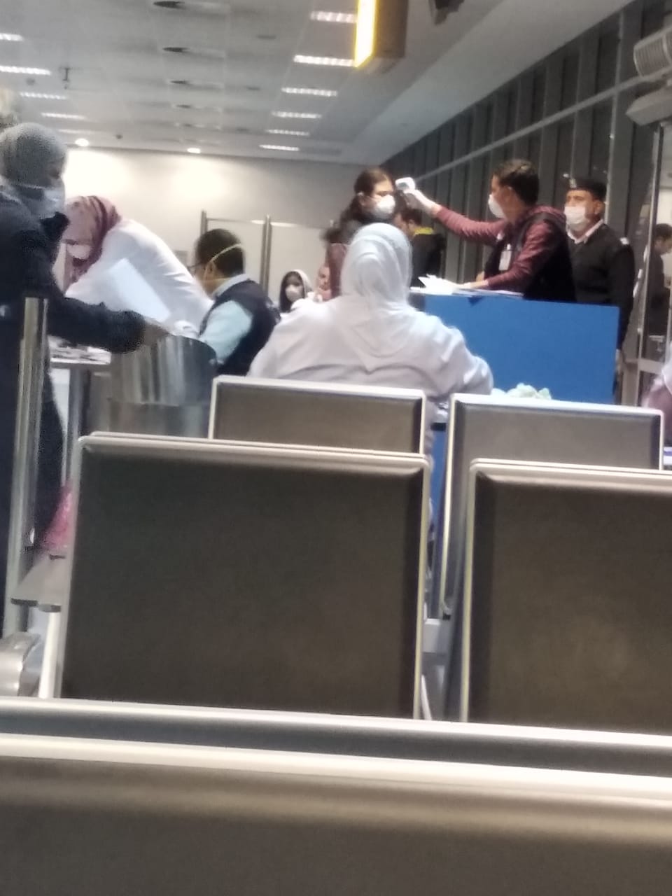 وصول المصريين العالقين فى لندن بسبب فيروس كورونا إلى مطار القاهرة (1)