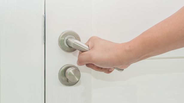 0_Close-Up-Of-Hand-Holding-Doorknob
