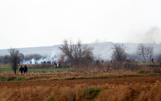 قوات-اليونان-تستخدم-قنابل-الغاز-لتفريق-المهاجرين
