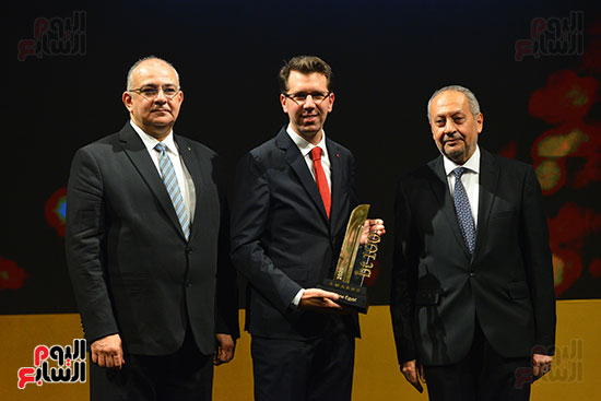 ألكسندر فرومان الرئيس التنفيذى لشركة فودافون مصر يتسلم جائزة باحتفالية bt100