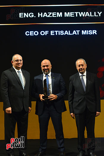 حازم متولى رئيس شركة اتصالات مصر يتسلم جائزة bt100