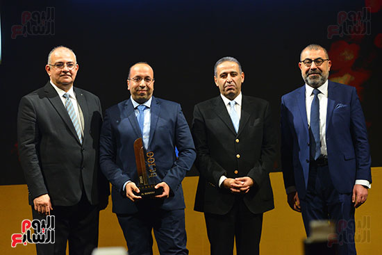المهندس محمد البدويهي مدير عام شركة المئوية للإعلان يتسلم جائزة