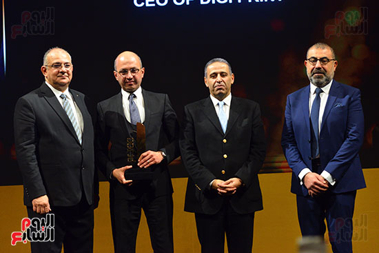 الدكتور هشام حسين رئيس مجلس إدارة شركة Digi Print يتسلم جائزة bt100