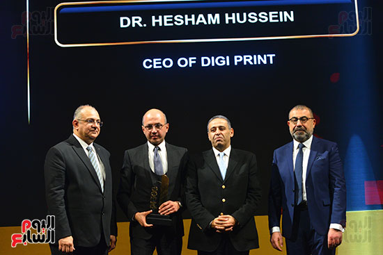 الدكتور هشام حسين رئيس مجلس إدارة شركة Digi Print يتسلم الجائزة
