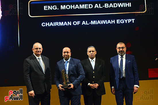المهندس محمد البدويهي مدير عام شركة المئوية للإعلان يتسلم جائزة باحتفالية bt100