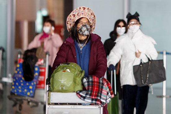 مواطنون لدى وصولهم مطار بكين