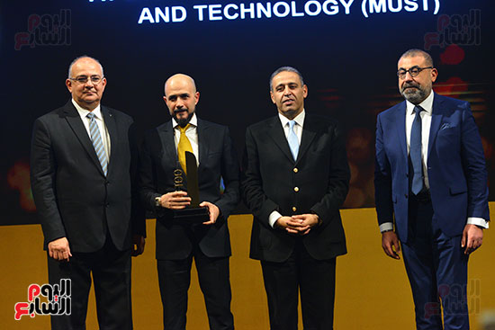 رجل الأعمال خالد الطوخى رئيس جامعة مصر يتسلم جائزة