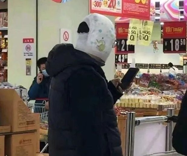 يبدو أن رجلاً في الصين يرتدي حفاضاً على رأسه