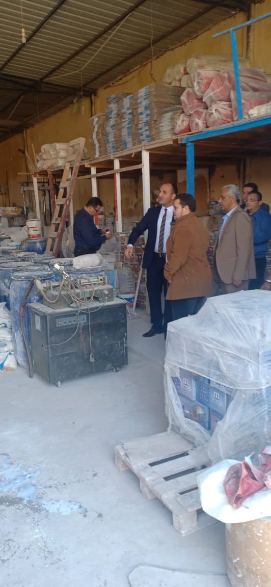 ضبط منتجات منتهية الصلاحية بأحد مصانع بويات بمنطقة بياض العرب الصناعية في بني سويف (3)