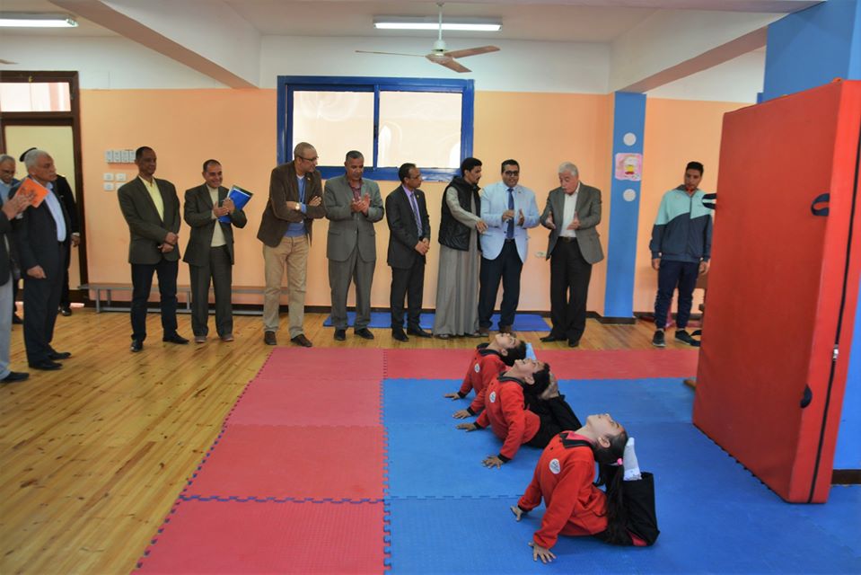 محافظ جنوب سيناء فى زيارة للمدرسة المصرية اليابانية بالطور (2)