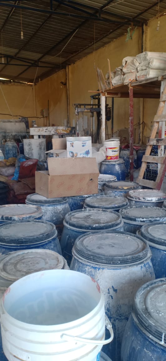 ضبط منتجات منتهية الصلاحية بأحد مصانع بويات بمنطقة بياض العرب الصناعية في بني سويف (5)