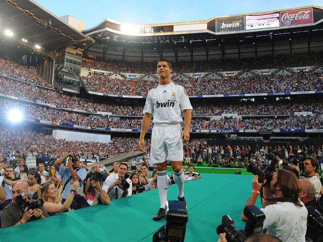 كريستيانو رونالدو لحظة تقديمه فى ريال مدريد