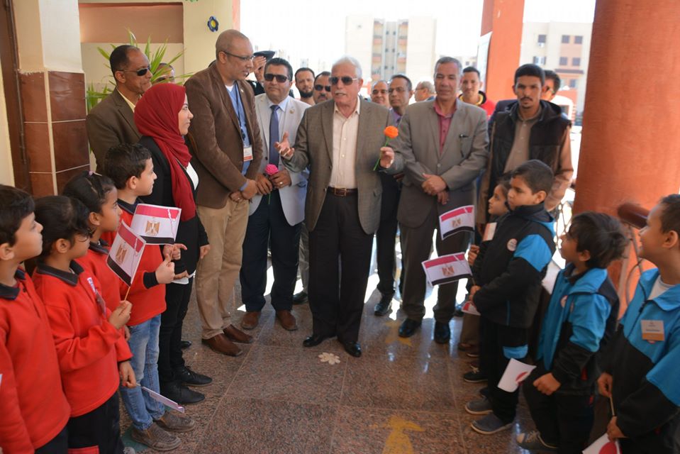 محافظ جنوب سيناء فى زيارة للمدرسة المصرية اليابانية بالطور (1)