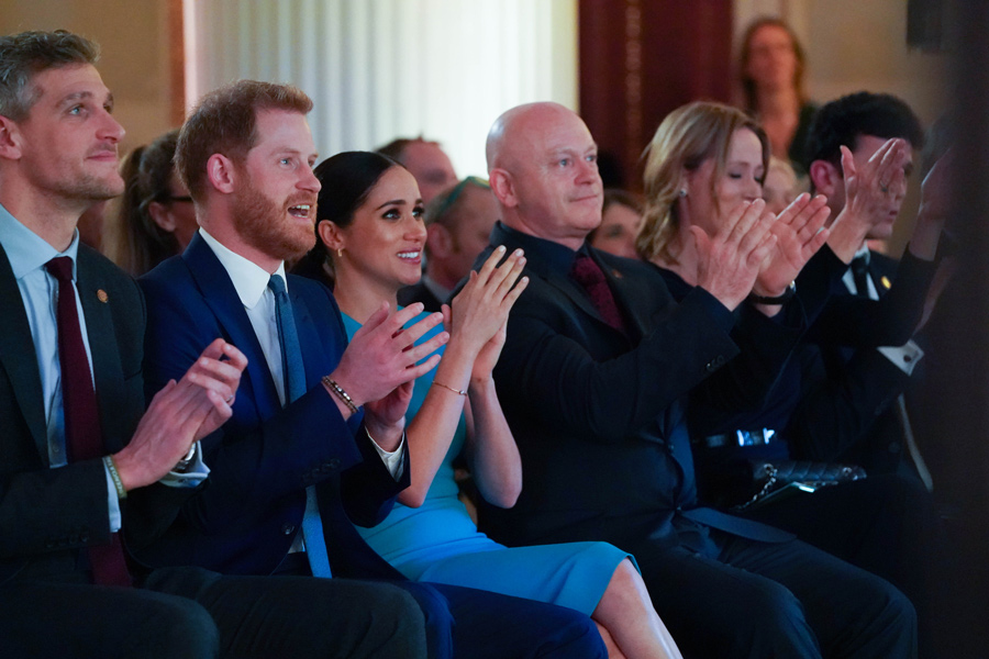 meghan-and-harry-cheer--a