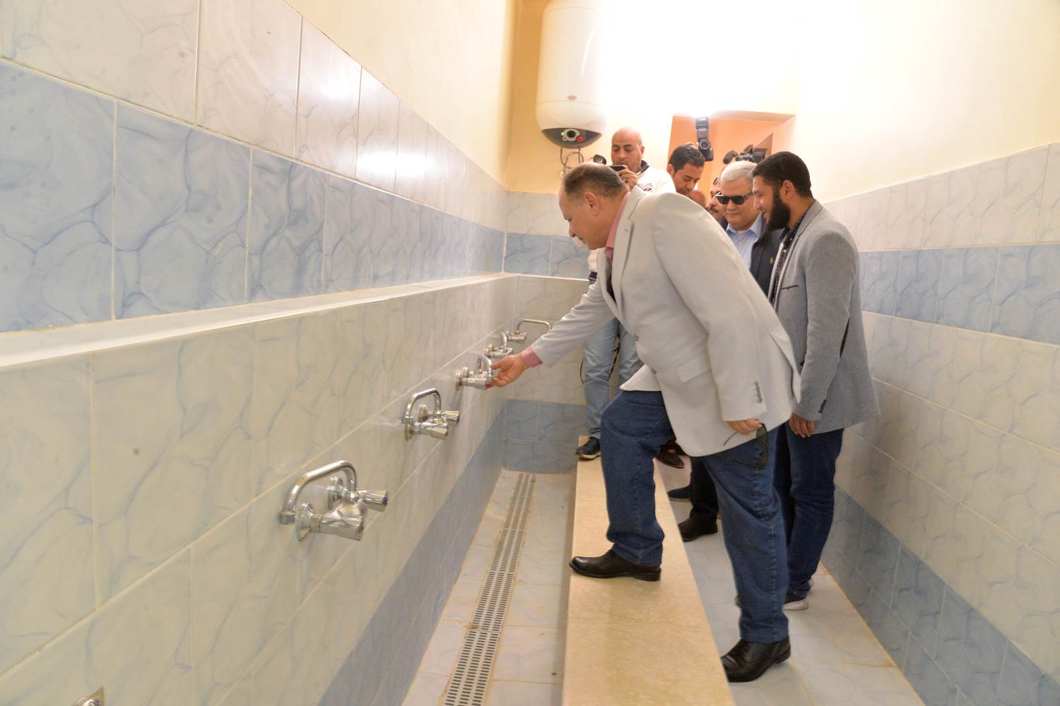 محافظ أسيوط يشهد بروتوكول الإعلان عن أول مدرسة ثانوية فنية لمياه الشرب والصرف الصحي (9)