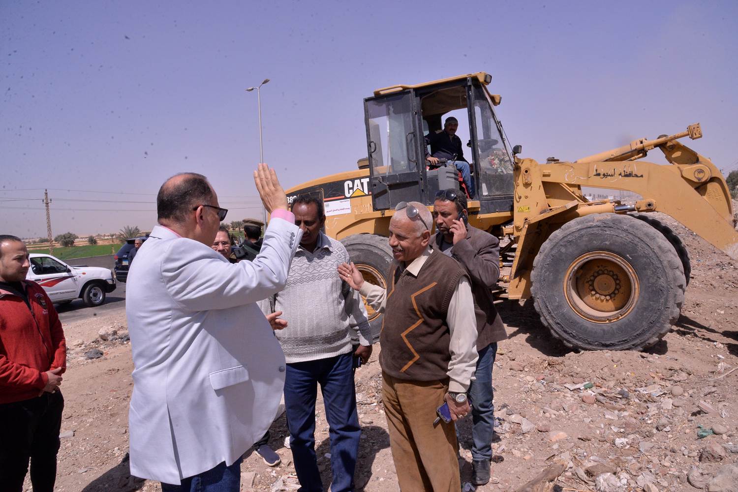 حملة الانقاذ السريع لرفع مخلفات البناء من الطريق الصحراوي بالفتح (6)