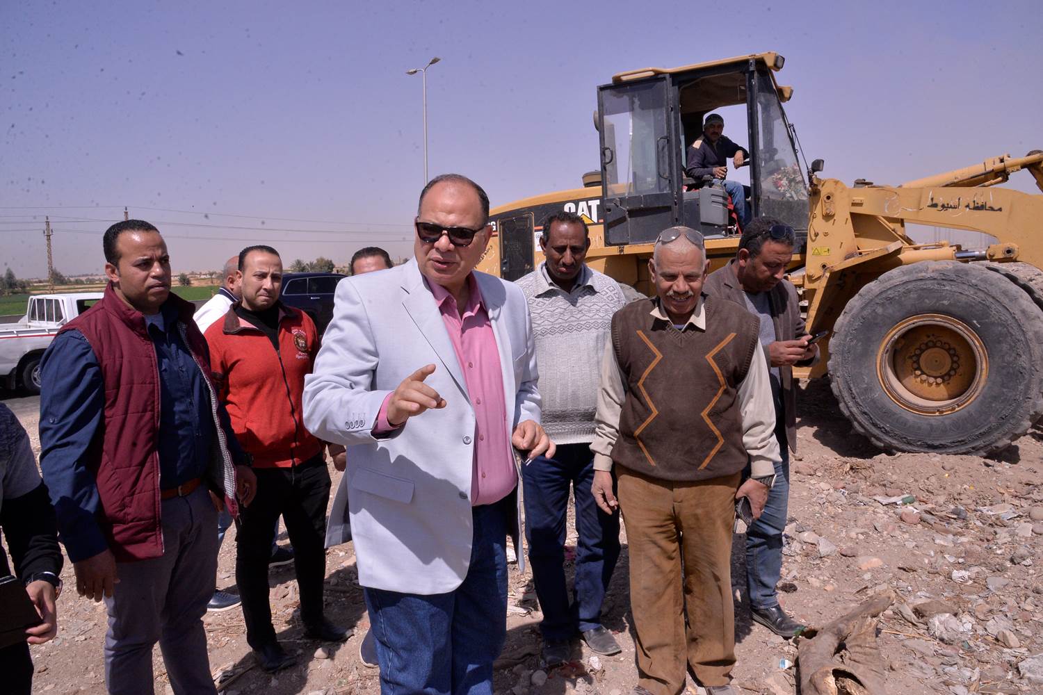حملة الانقاذ السريع لرفع مخلفات البناء من الطريق الصحراوي بالفتح (5)