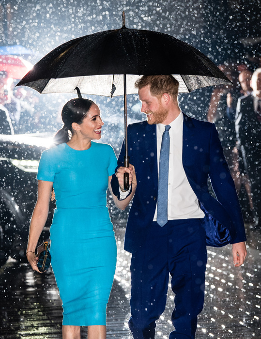 هارى يحمى ميجان من أمطار لندن بالمظلة