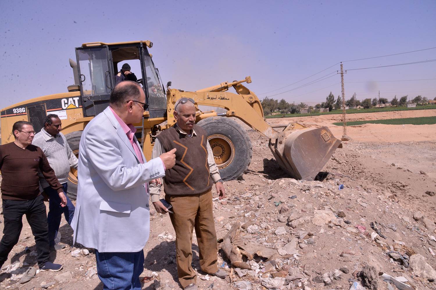 حملة الانقاذ السريع لرفع مخلفات البناء من الطريق الصحراوي بالفتح (4)