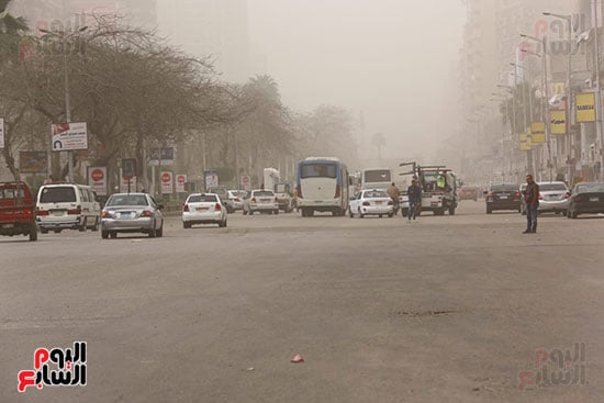أثار العاصفة الترابية فى شوارع القاهرة