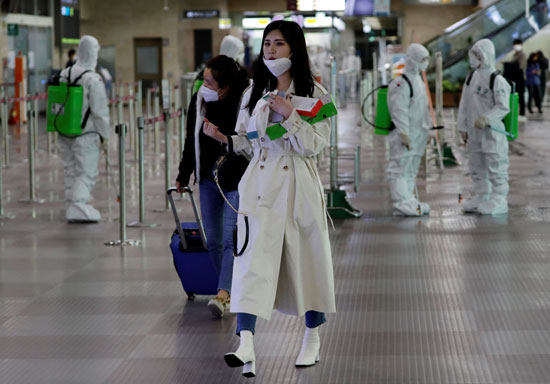 مسافرون بمطار كوريا الجنوبية
