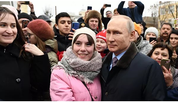 بوتين يتلقى عرضا للزواج فى مدينة العرائس الروسية