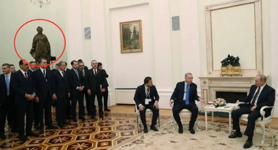 مرافقو اردوغان يقفون تحت تمثال امبراطورة روسية قاتلة
