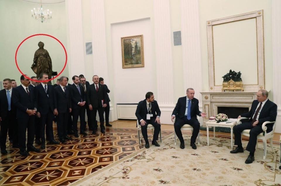 وزراء اردوغان يقفون تحت تمثال إمبراطورة روسية قهرت  العثمانيين 11 مرة