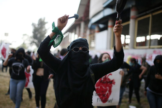 نساء يخترقن الأواني والمقالي أثناء مظاهرة ضد العنف ضد المرأة وقتل النساء في مكسيكو سيتي