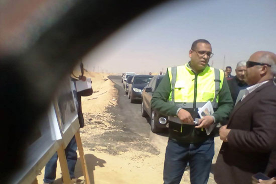 وزير  النقل يصل المنيا ويتفقد محور سمالوط الحر والطريق الصحراوى (12)