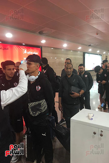 لاعبو الزمالك يخضعون للكشف عن فيروس كورونا بمطار القاهرة (4)
