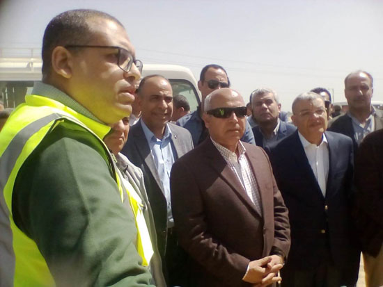 وزير  النقل يصل المنيا ويتفقد محور سمالوط الحر والطريق الصحراوى (10)