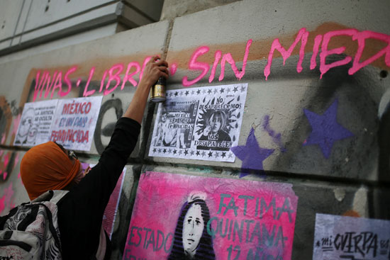 نساء يخترقن الأواني والمقالي أثناء مظاهرة ضد العنف ضد المرأة وقتل النساء في مكسيكو سيتي (2)