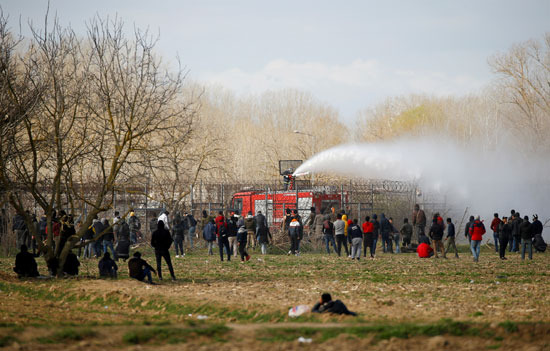 تظهر غيوم من الغاز المسيل للدموع بالقرب من معبر بازاركولي الحدودي في تركيا