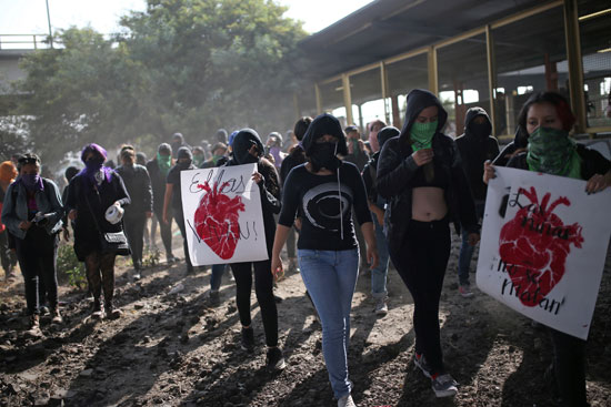 مظاهرات  تحتج على العنف ضد المرأة وقتل النساء في مكسيكو سيتي