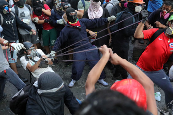 المتظاهرون يقذفون الحجارة