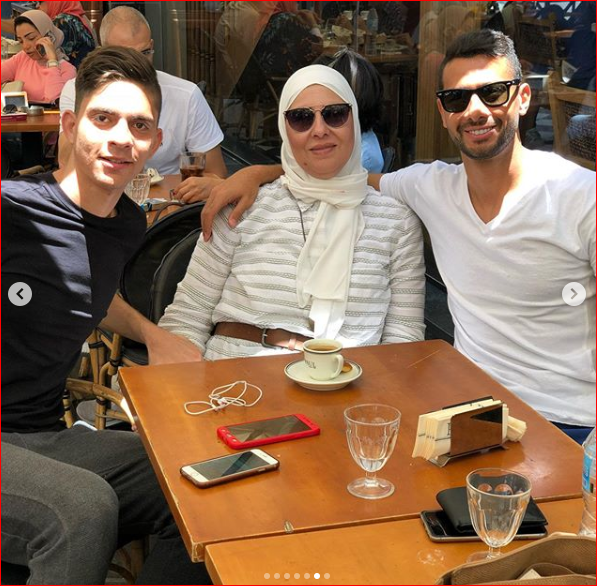 احمد عادل مع والدته وشقيقه